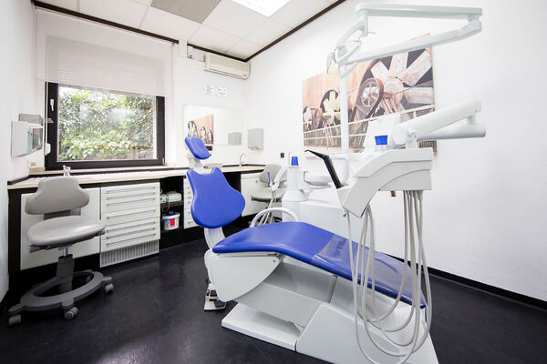 Modernes, helles Behandlungszimmer in einer Zahnarztpraxis mit dentaler Ausstattung.
