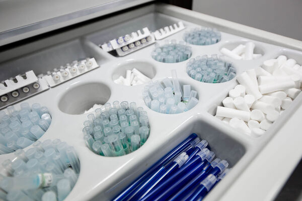 Zahnärztliche Instrumente und Verbrauchsmaterialien ordentlich sortiert in einer Schublade.